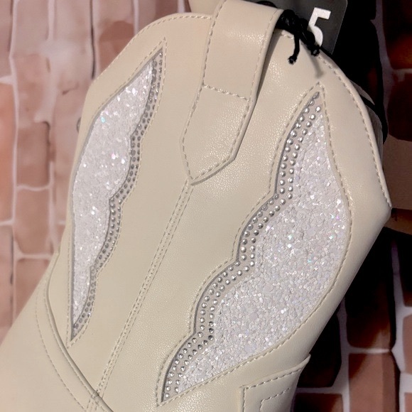 🆕 Madden NYC Rhinestone Angel Wing Ankle Cowboy Boots - Picture 5 of 13